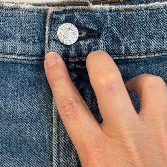 Abercrombie & Fitch Women’s the 4” mom short high rise distressed size 35/20 EUC - Picture 3 of 9